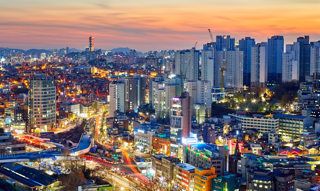 삼성·SK 그룹주를 상징하는 서울 도심과 기업 빌딩 전경
