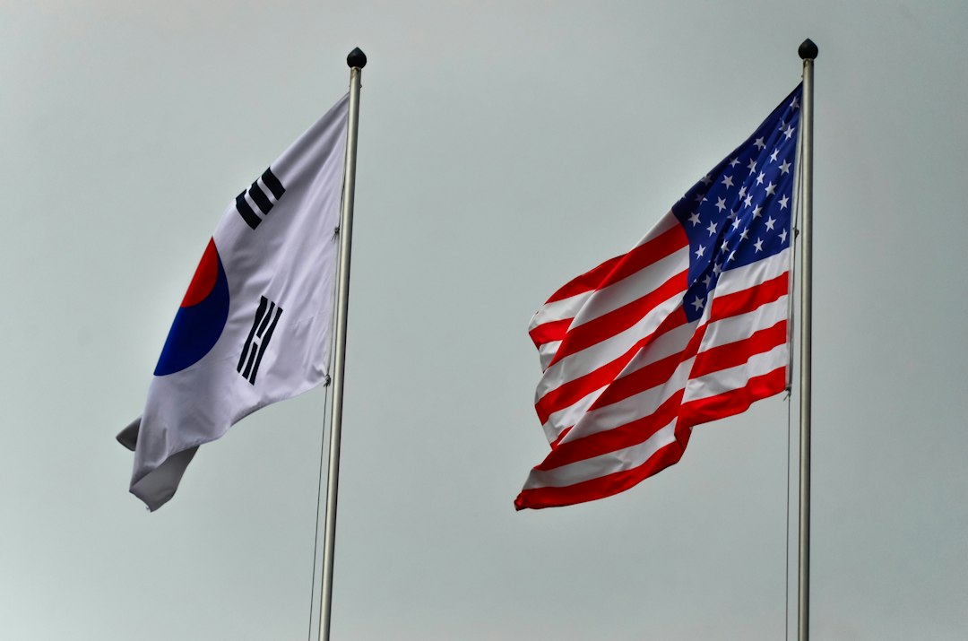 태극기와 성조기가 나란히 펄럭이는 모습, 국내 S&P500 ETF와 미국 VOO 비교